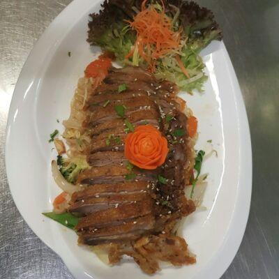 Udon gebraten mit knusprig frittierter Hühnerbrust