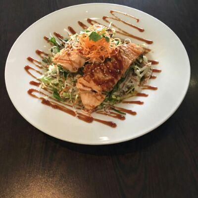 Bun Ca Hoi - Medium gegrillter Lachs mit Teriyaki-Sosse