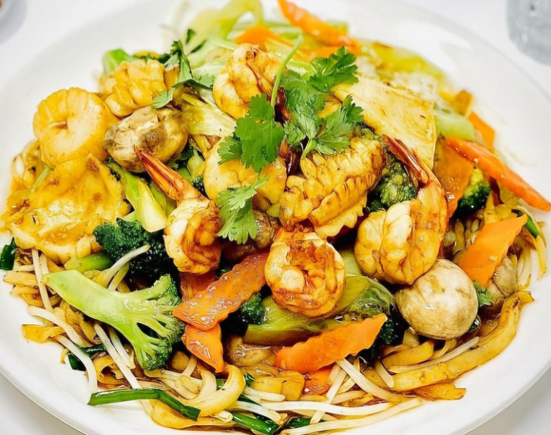 Udon gebraten mit würzig gebratenen Garnelen
