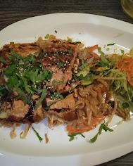 Udon gebraten mit gegrillter Hühnerbrust